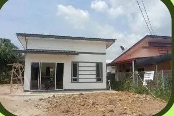 Rumah bata dengan anjung